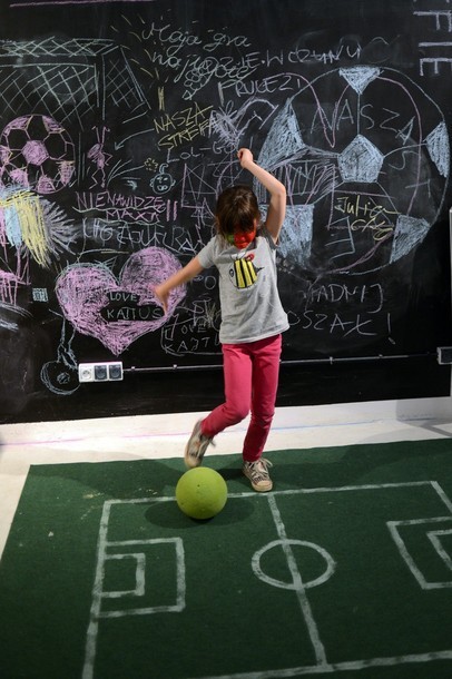 Một nữ CĐV nhỏ tuổi Bồ Đào Nha thể hiện khả năng chơi bóng trong một bữa tiệc dành cho trẻ em ở Warsaw.